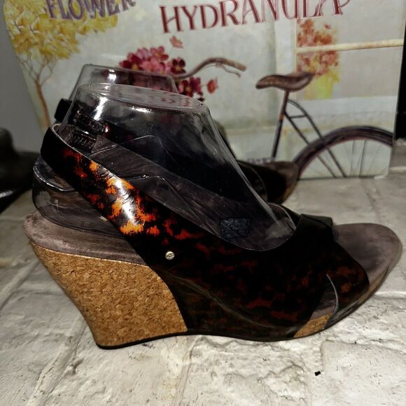 UGG Tortoise Patent Leather Slingback
Wedge Cork Heels Womens Size 9 - Picture 6 of 9